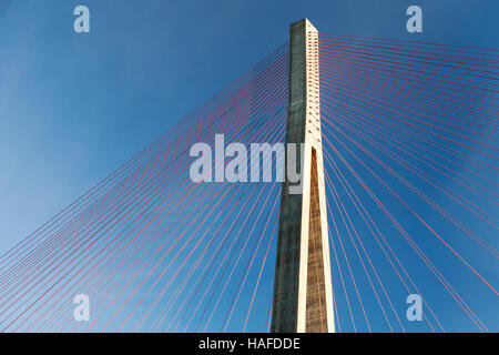 Skarnsund Bridge obere Fragment, moderne Automobil Schrägseilbrücke in Norwegen Stockfoto