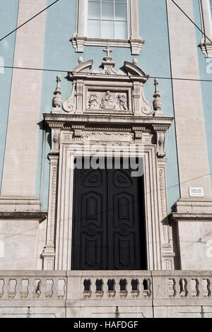 Seitliche klassische Tür der Kirche von den Italienern (Nuestra Señora de Loreto) in Lissabon, Portugal Stockfoto