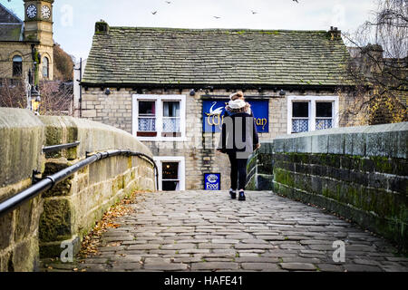 Dame zu Fuß über Hebden Bridge, Calderdale, West Yorkshire, England. Stockfoto