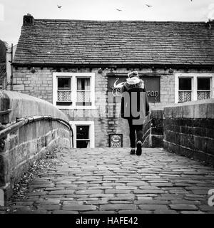 Dame zu Fuß über Hebden Bridge, Calderdale, West Yorkshire, England. Stockfoto