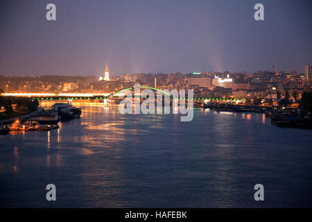 Der Donau und die Stadt Belgrad bei Nacht. Stockfoto