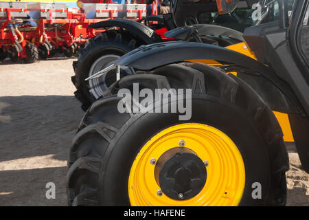 Räder von Landmaschinen Nahaufnahme im Freien an einem sonnigen Tag. Stockfoto