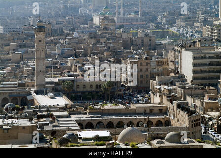 Der Blick über Al-Madina Souk und der großen Moschee in Aleppo von der Zitadelle vor dem Bürgerkrieg. Stockfoto