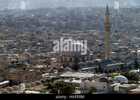 Der Blick über Aleppo von der Zitadelle, einem großen mittelalterlichen befestigten Palast, vor dem Bürgerkrieg. Stockfoto