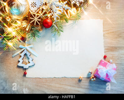 Weihnachtsbrief mit geschmückten Tannenbaum auf Holztisch. Ansicht von oben. Frohe Weihnachten und frohes neues Jahr! Stockfoto