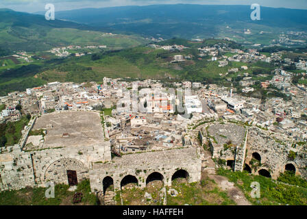 Blick von der Kreuzfahrerburg Crac des Chevaliers über das Dorf Hosn und die umliegende Landschaft in Syrien. Stockfoto