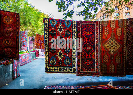 Armenischen traditionellen Teppiche mit traditionellen Ornamenten und Mustern zum Verkauf in Yerevan Armenien. Altmodischen Sepia Farben. Stockfoto