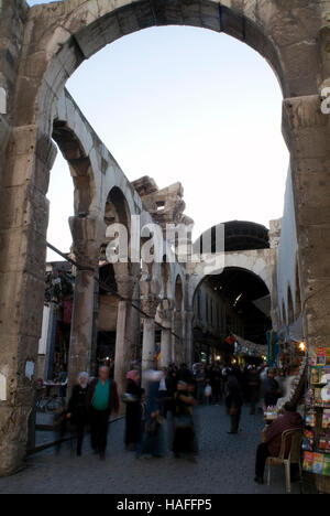 Der Eingang in den Souk al-Hamidiyeh in der alten Stadt von Damaskus, Syrien, von römischen Säulen flankiert. Stockfoto