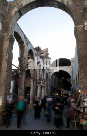 Der Eingang in den Souk al-Hamidiyeh in der alten Stadt von Damaskus, Syrien, von römischen Säulen flankiert. Stockfoto