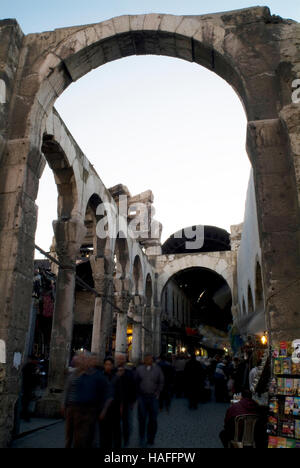 Der Eingang in den Souk al-Hamidiyeh in der alten Stadt von Damaskus, Syrien, von römischen Säulen flankiert. Stockfoto