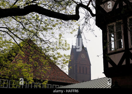 Glockenturm der evangelischen Marktkirche (St. Georgii et Jacobi) Kirche in der alten Stadt Hannover, Niedersachsen, Deutschland. Stockfoto