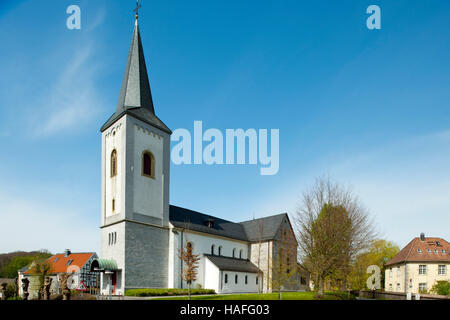 Deutschland, Nordrhein-Westfalen, Kreis Mettmann, Wülfrath, Ortsteil Düssel, Katholische Kirche Sankt Maximin. Das Kirchengebäude, Eine Romanische Pf Stockfoto