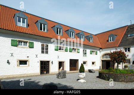 Deutschland, Nordrhein-Westfalen, Kreis Mettmann, Wülfrath, Ortsgemeinde Düssel, Wasserburg Haus Düssel, Innenhof Stockfoto