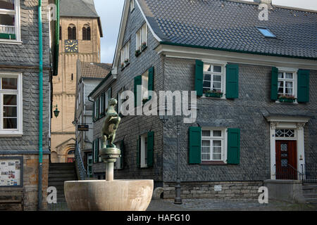 Deutschland, Mettmann, Mittelstraße, Pferdebrunnen Vor Dem Stadtgeschichtshaus (Alte Bürgermeisterei) Stockfoto