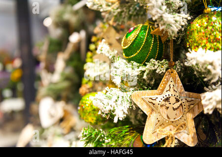 Weihnachten Fir Tree Toys alte hölzerne Sterne hängen Zweig brennende Kerzen, Boxen, Kugeln, Pinienzapfen, Walnüsse, Branchesin Hintergrund, andere Dekorationen und Girlanden. Textfreiraum. Stockfoto