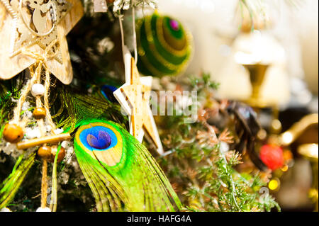 Weihnachten Fir Tree Toys alte hölzerne hängen Zweig brennende Kerzen, Boxen, Kugeln, Pinienzapfen, Walnüsse, Branchesin Hintergrund andere Dekorationen und Girlanden. Textfreiraum. Stockfoto