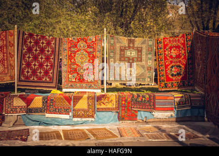 Armenischen traditionellen Teppiche mit traditionellen Ornamenten und Mustern zum Verkauf in Yerevan Armenien. Altmodischen Sepia Farben. Stockfoto