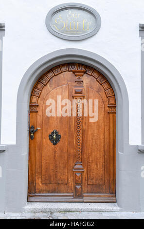 St. Gallen, Schweiz - 23. November 2016: alte elegante Wodden Tür geschlossen an St. Gallen in der Schweiz Stockfoto