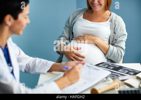 Schwangeren Frauen hören von ihrem Arzt-Rezepte Stockfoto