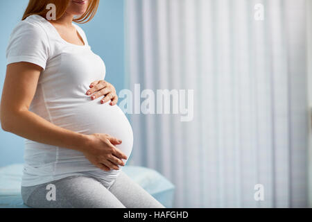 Schwangere Frau im gebärfähigen Zentrum Stockfoto