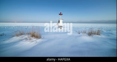 Kleiner Leuchtturm im Schnee an der Küste von Roslagen, Verkehrsgesellschaft an einem kalten Wintermorgen im Morgengrauen, Schweden, Scandinavia Stockfoto