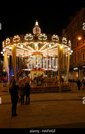 Karussell in der Nacht, Königin Streeet, Cardiff, Wales. Stockfoto