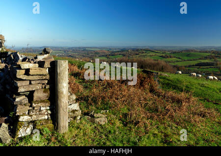 Blick, Blick nach Süden über das Usk-Tal in Richtung der Severn Mündung vom Hügel oberhalb Pontypool, South Wales. Stockfoto