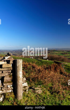 Blick, Blick nach Süden über das Usk-Tal in Richtung der Severn Mündung vom Hügel oberhalb Pontypool, South Wales. Stockfoto