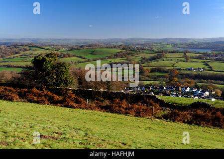 Blick, Blick nach Süden über das Usk-Tal in Richtung der Severn Mündung vom Hügel oberhalb Pontypool, South Wales. Stockfoto