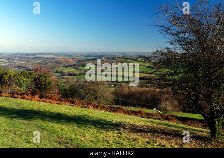 Blick, Blick nach Süden über das Usk-Tal in Richtung der Severn Mündung vom Hügel oberhalb Pontypool, South Wales. Stockfoto