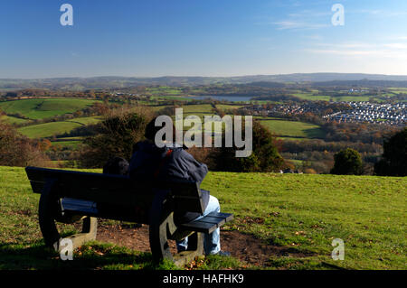 Blick, Blick nach Süden über das Usk-Tal in Richtung der Severn Mündung vom Hügel oberhalb Pontypool, South Wales. Stockfoto