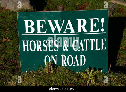 Warnschild "Vorsicht Pferde und Rinder auf Straße, Llantrisant Common, Llantrisant, Rhondda Cynon Taf, South Wales.