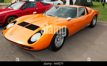 Ein original 1970, 4L, orangefarbenen Lamborghini Miura P400S auf dem Display in der Lamborghini Club UK-Zone bei der Silverstone Classic 2016 Stockfoto