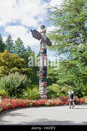 Totempfahl in Butchart Gardens Brentwood Bay, British Columbia, Kanada, in der Nähe von Victoria auf Vancouver Island Stockfoto