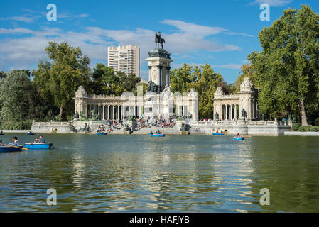 Denkmal für König Alfonso XII und Teich, im Parque del Retiro, Madrid, Spanien, am 13. September 2015. Stockfoto