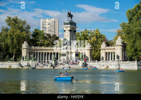 Denkmal für König Alfonso XII und Teich, im Parque del Retiro, Madrid, Spanien, am 13. September 2015. Stockfoto