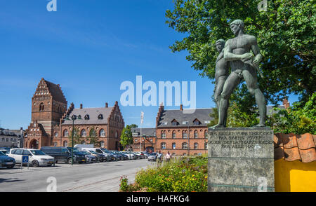 Dänemark, Seeland, Roskilde, Blick auf Staendertorvet Marktplatz und das alte Rathaus Stockfoto
