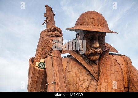 Nahaufnahme von der Denkmal-Skulptur des Künstlers Ray Lonsdale eines Krieges müden Soldaten von WW1 namens Tommy bei Seaham,Co.Durham Stockfoto