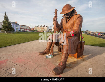 Eine Denkmal-Skulptur des Künstlers Ray Lonsdale eines Krieges müden Soldaten von WW1 namens Tommy bei Seaham,Co.Durham Stockfoto