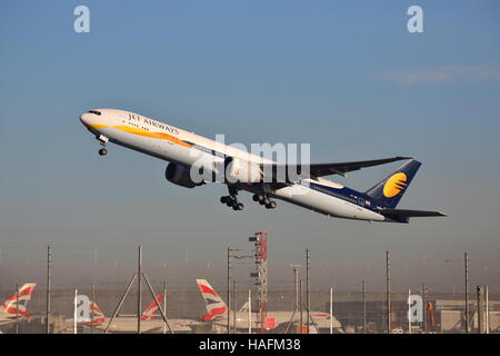 Jet Airways Boeing 777-35RER VT-JEH abheben am Flughafen Heathrow, London, UK Stockfoto