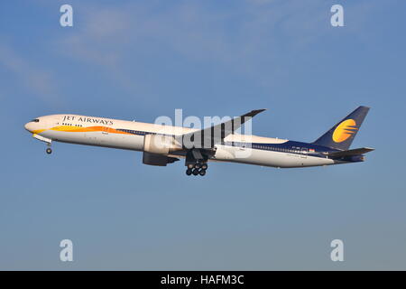 Jet Airways Boeing 777-35RER VT-JEH abheben am Flughafen Heathrow, London, UK Stockfoto