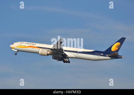 Jet Airways Boeing 777-35RER VT-JEH abheben am Flughafen Heathrow, London, UK Stockfoto