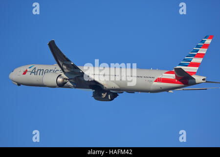 American Airlines Boeing 777-300ER N729AN ausgehend von London Heathrow Airport, Großbritannien Stockfoto