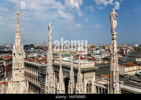 Türme mit Blick auf Stadt, Mailänder Dom (Duomo di Milano), Mailand, Italien Stockfoto