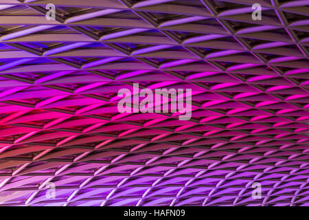 Die Decke des Kings Cross Bahnhof im Herzen von London - eines morgens mit lila & rosa Lichter beleuchtet. Stockfoto