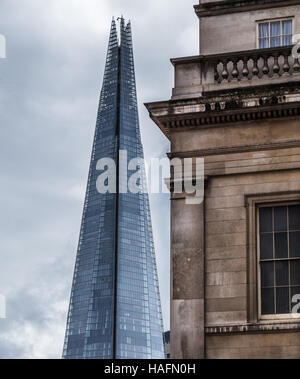 Präsentationsortes Gebäude in London als die modernen Wolkenkratzers Shard ist abgebildet, im Hintergrund hinter einem älteren & eher traditionellen Gebäude. Stockfoto