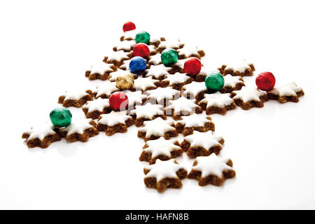 Weihnachten Baum aus Zimt Sterne Cookies und Schokokugeln Stockfoto