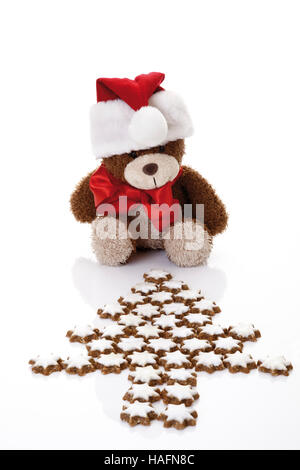 Ein Teddybär und ein Weihnachtsbaum gemacht von Zimt Sterne cookies Stockfoto