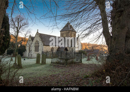 St. Laurence Church im Dorf von Seale, umgeben von einer unberührten Landschaft von einem sonnigen frostigen Wintermorgen Stockfoto