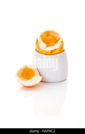 Gekochte Frühstück Osterei in einen Eierbecher Stockfoto